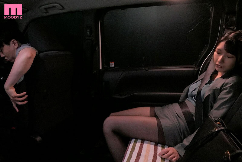 女友聚餐烂醉乱搭白牌车!惨遭司机在车上扯开黑丝强制中出