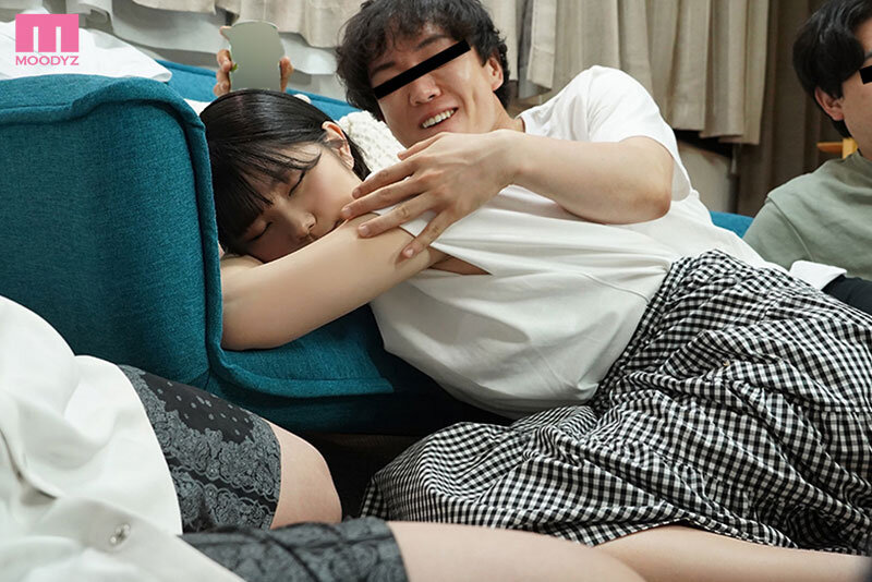 参加网球社迎新的「可爱巨乳女友」，玩太嗨...光滑美乳直接露出！